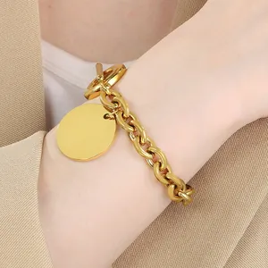 Elegante pulsera de acero inoxidable dorado de 9mm con dije redondo y cierre tipo OT