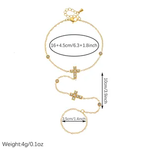 Detalles de las medidas de la pulsera de dedo con cruz de acero dorado y diamantes