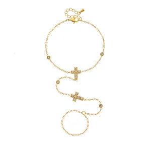 Vista detallada de la pulsera de anillo de acero inoxidable dorado con cruces de cristal
