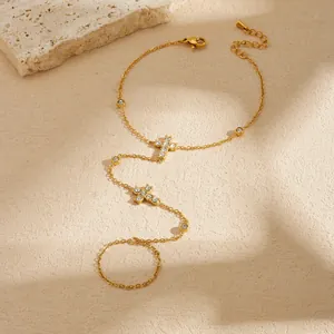 Exquisita pulsera de dedo de acero inoxidable dorado con dijes de cruz de circonia.