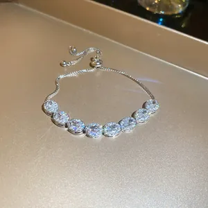 Vista detallada de la pulsera ajustable en tono plateado con racimos de circonitas