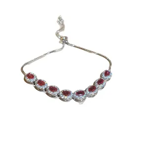 Elegantes silbernes Armband mit sieben ovalen roten Zirkonia und funkelndem Halo