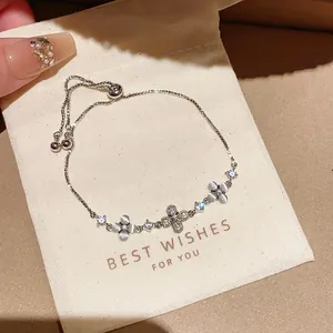 Detailansicht eines silbernen Kleeblatt Armbands mit Zirkonia und verstellbarem Verschluss