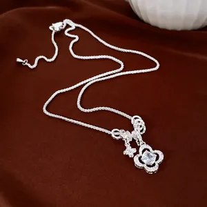 Elegante collana color argento con ciondolo a quadrifoglio in zircone scintillante