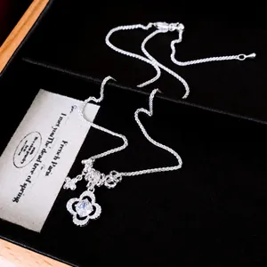 Elegante collana con ciondolo a quadrifoglio in argento e zircone