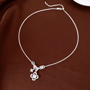Collana con ciondolo a fiore quadrifoglio in zircone scintillante finitura argento