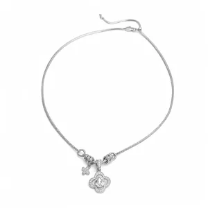 Collana color argento con ciondolo a quadrifoglio con zirconi e ciondolo a fiore
