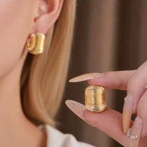 Boucles d'oreilles clous dorées texturées en forme de C au design minimaliste