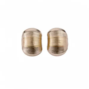 Boucles d'oreilles clous dorées texturées en forme de C avec un design en métal nervuré