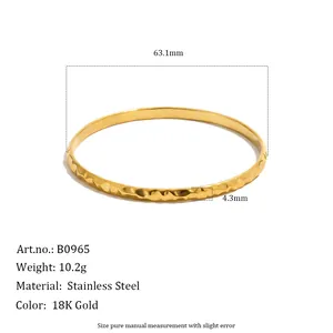 Detailansicht mit Maßen und Spezifikationen für gehämmerten Edelstahl-Armreif in Gold
