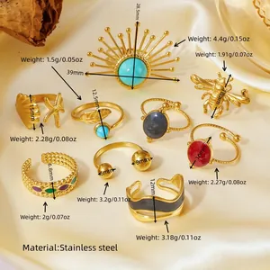 Makroansicht mit Gewichten und Maßen verschiedener goldfarbener Edelstahlringe.