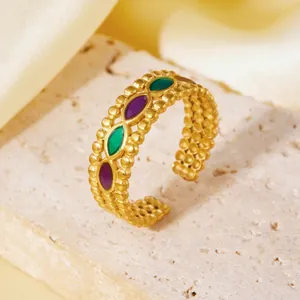 Detail eines vintage vergoldeten Titanstahlrings mit bunten Marquise-Edelsteinen