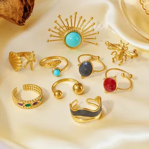 Detailansicht vergoldeter Boho-Ringe aus Edelstahl mit Sonnen-, Bienen- und Meeresmotiven.