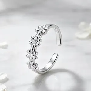 Detailaufnahme eines eleganten Gänseblümchen-Rings aus Edelstahl mit Kristall-Inlay
