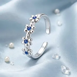 Detailaufnahme des verstellbaren Edelstahlrings mit blauen Blumensteinen