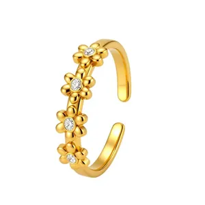 Detailansicht eines offenen Rings aus vergoldetem Edelstahl mit glitzernden Gänseblümchen