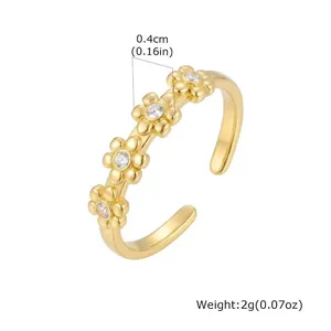 Detailansicht eines vergoldeten offenen Gänseblümchen-Rings mit funkelnden Zirkonia-Steinen.