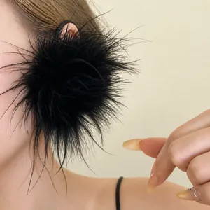 Boucle d'oreille fleur en plumes noires sur mannequin, bijou esthétique et duveteux