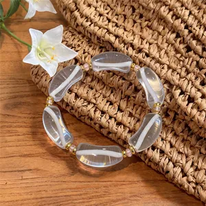 Primer plano de la pulsera de cuentas de resina translúcida con finas rayas blancas