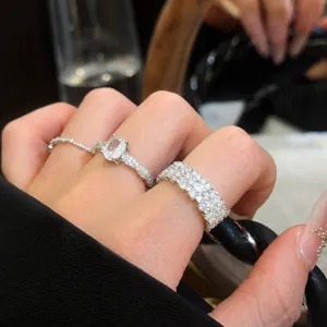 Funkelndes silbernes Zirkon Ring Set am Finger koreanischer Stil Schmuck für Damen