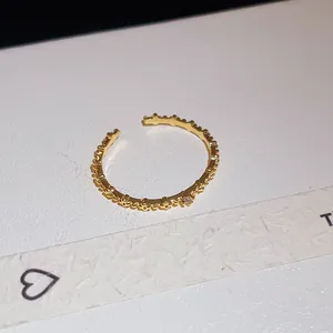 Makroaufnahme eines vergoldeten offenen Rings im koreanischen Stil mit Zirkon