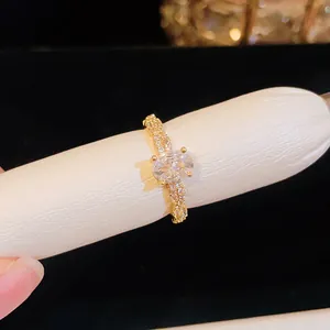 Detailansicht eines zierlichen goldenen Rings mit einem funkelnden ovalen Zirkonia.