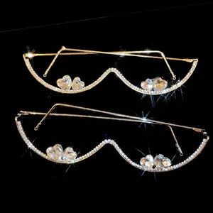 Montura de gafas de moda con forma de corazón y cristales brillantes con diseño exagerado
