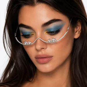 Primer plano de montura de gafas de corazón con pedrería plateada en modelo de moda