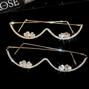 Detalle de monturas de gafas de moda con pedrería de corazón sobre fondo negro profundo
