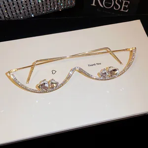 Vista detallada de los adornos de cristal en forma de corazón en las gafas doradas