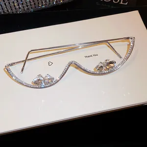 Primer plano de gafas de cristal en forma de corazón con montura plateada brillante