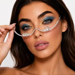 Primer plano de una montura de gafas con incrustaciones de cristales en una modelo