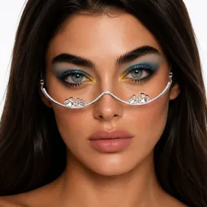 Primer plano de una montura de gafas ondulada de plata con pedrería en una modelo