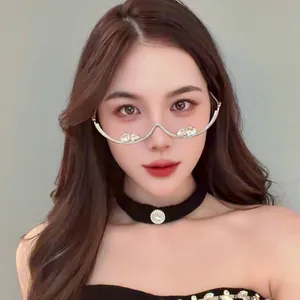 La modelo luce una montura de gafas ondulada chic con corazones de pedrería fina