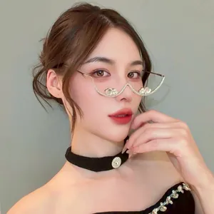 Detalle de gafas decorativas de lujo con forma de corazón y diamantes en una modelo