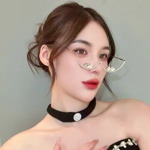 Primer plano de gafas de media montura de moda con brillantes pedrería y gemas blancas.