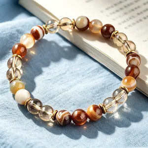Détail en gros plan montrant des perles d'agate brune sur un bracelet fait à la main