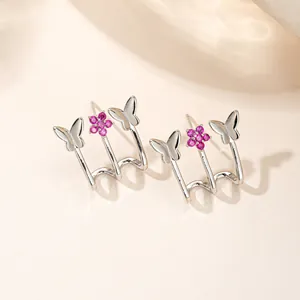 Eleganti orecchini in argento a tre rebbi con farfalle e fiori di corindone rosa