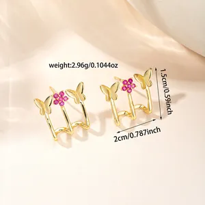 Orecchini a perno dorati con farfalla e fiore rosa con design effetto triplo piercing