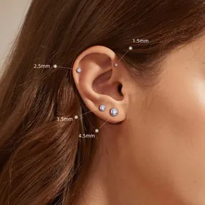 Gros plan montrant quatre tailles de boucles d'oreilles en argent S925 et zircon