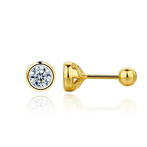 Détail d'une boucle d'oreille en argent S925 doré avec une pierre de zircone cubique