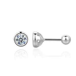 Vue détaillée des boucles d'oreilles en argent S925 avec zircons sertis clos