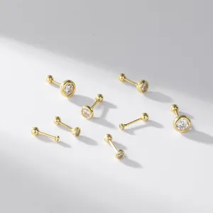 Vue détaillée de boucles d'oreilles en argent 925 avec zircons sertis clos brillants