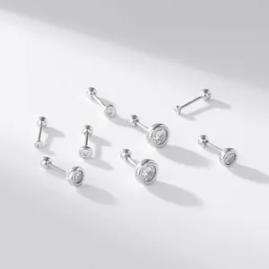 Détail de boucles d'oreilles en argent 925 serties de zircons de différentes tailles