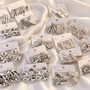 Collezione di orecchini geometrici vintage in acciaio inossidabile con trame varie
