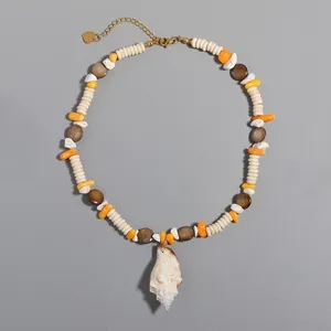 Dettaglio della collana fatta a mano con ciondolo a conchiglia e perline bohémien colorate.