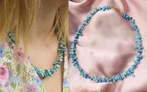 Dettaglio della collana girocollo con pietre blu e foto della modella in stile vita.