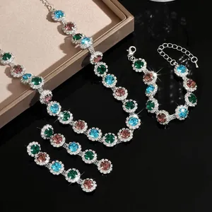 Detailansicht eines farbenfrohen Kristall- und Zirkon-Schmucksets mit Halskette und Armband