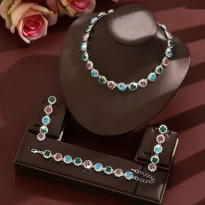 Nahaufnahme eines luxuriösen Schmucksets mit bunten Kristallen, Halskette und Ohrringen
