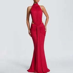 Elegante vestido largo rojo con cuello halter, aberturas en cintura y drapeado